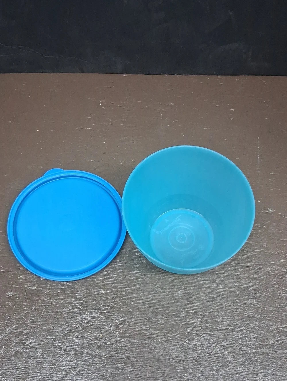 Tupperware 4 pc set, 7.25 Cup, 2 cup, & set 2 - 6 oz. containers‎